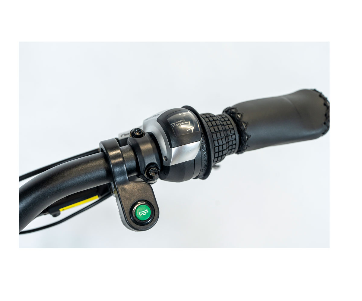 7 speed shifter and horn on handlebar of Magnum Cosmo 2.0